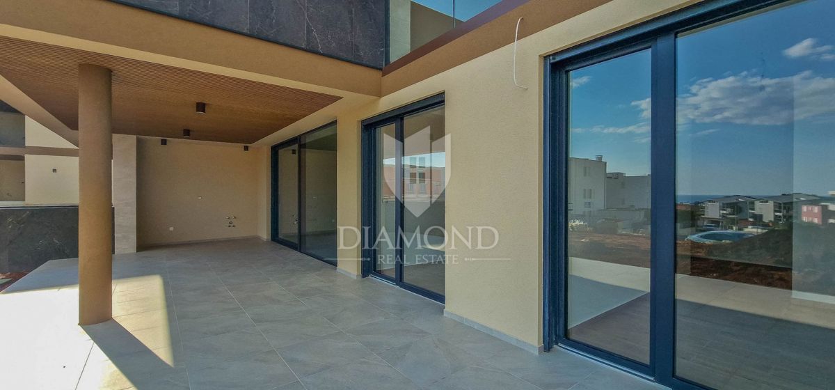 Cittanova, appartamento lussuosamente arredato al piano terra con vista mare!