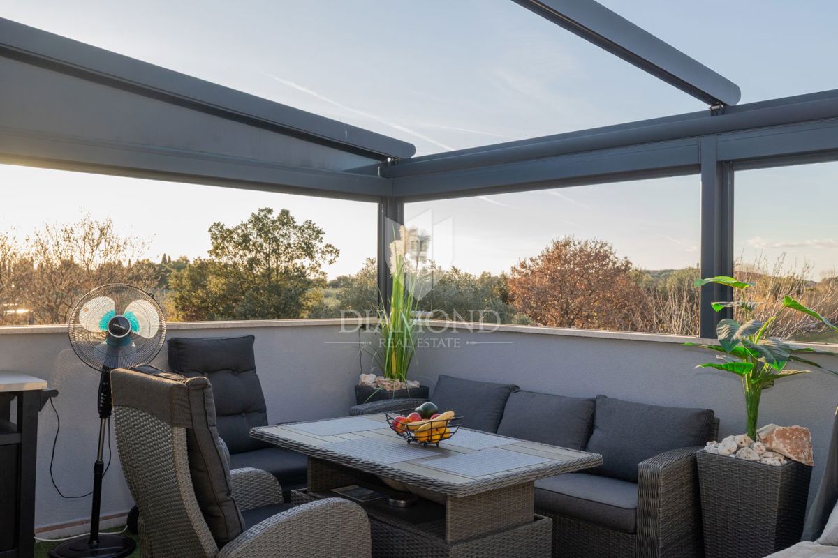 Appartamento moderno con terrazza lussuosa e jacuzzi, vista mare