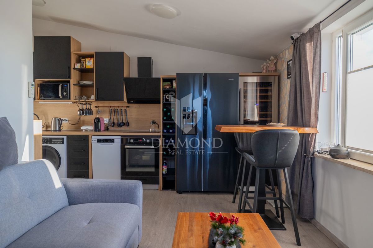 Appartamento moderno con terrazza lussuosa e jacuzzi, vista mare