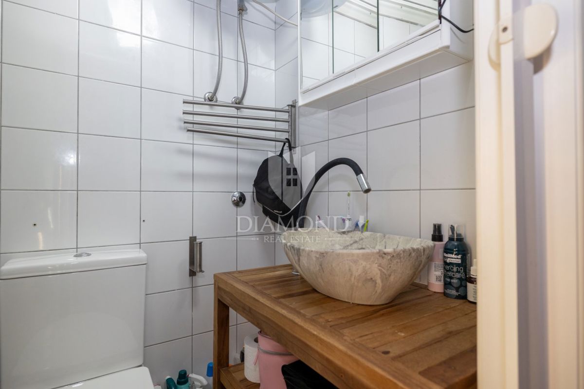 Appartamento moderno con terrazza lussuosa e jacuzzi, vista mare