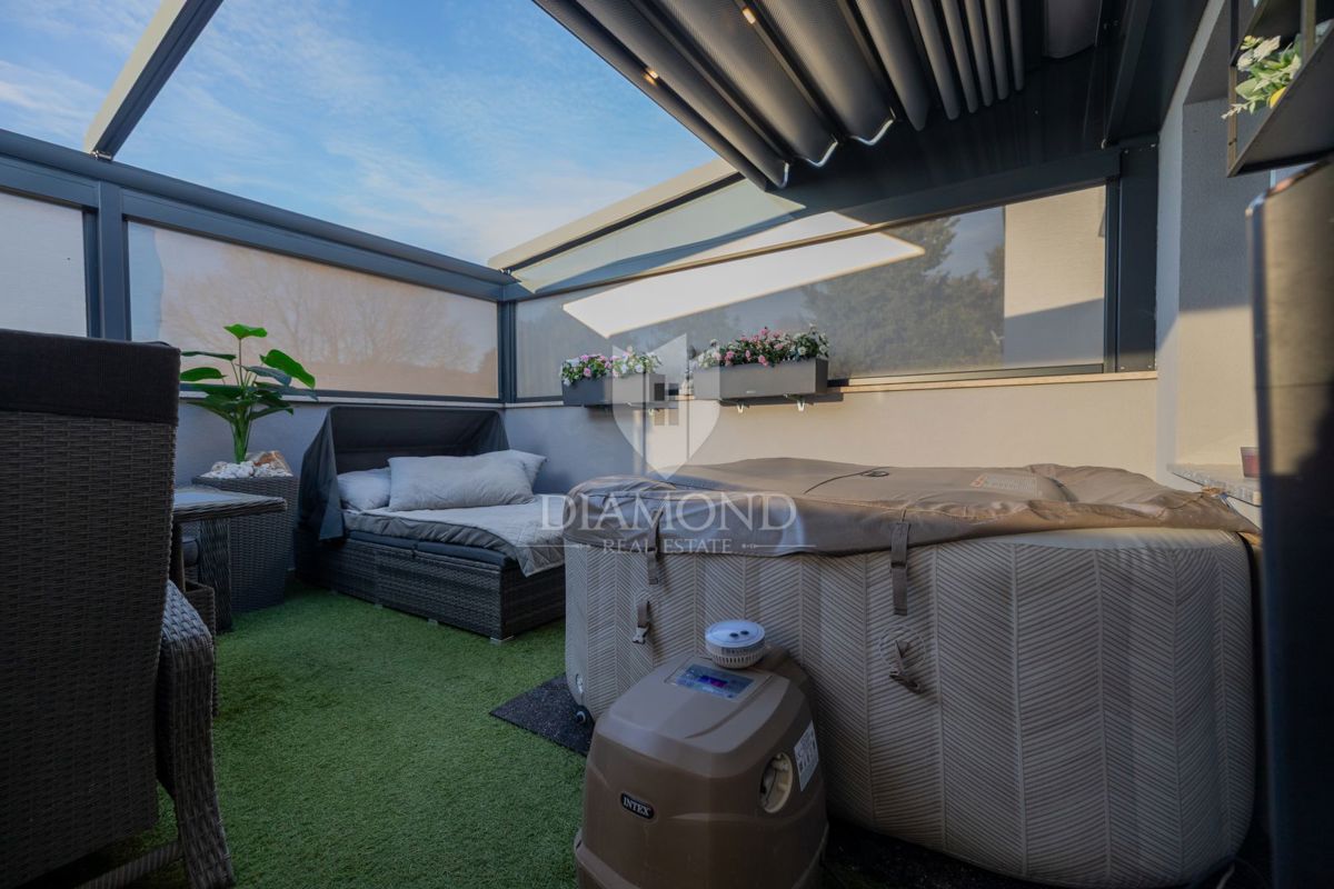 Appartamento moderno con terrazza lussuosa e jacuzzi, vista mare