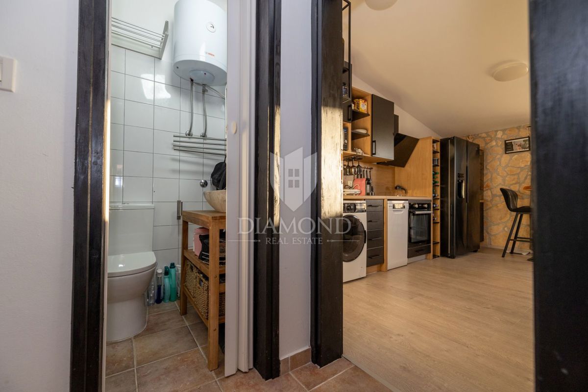 Appartamento moderno con terrazza lussuosa e jacuzzi, vista mare