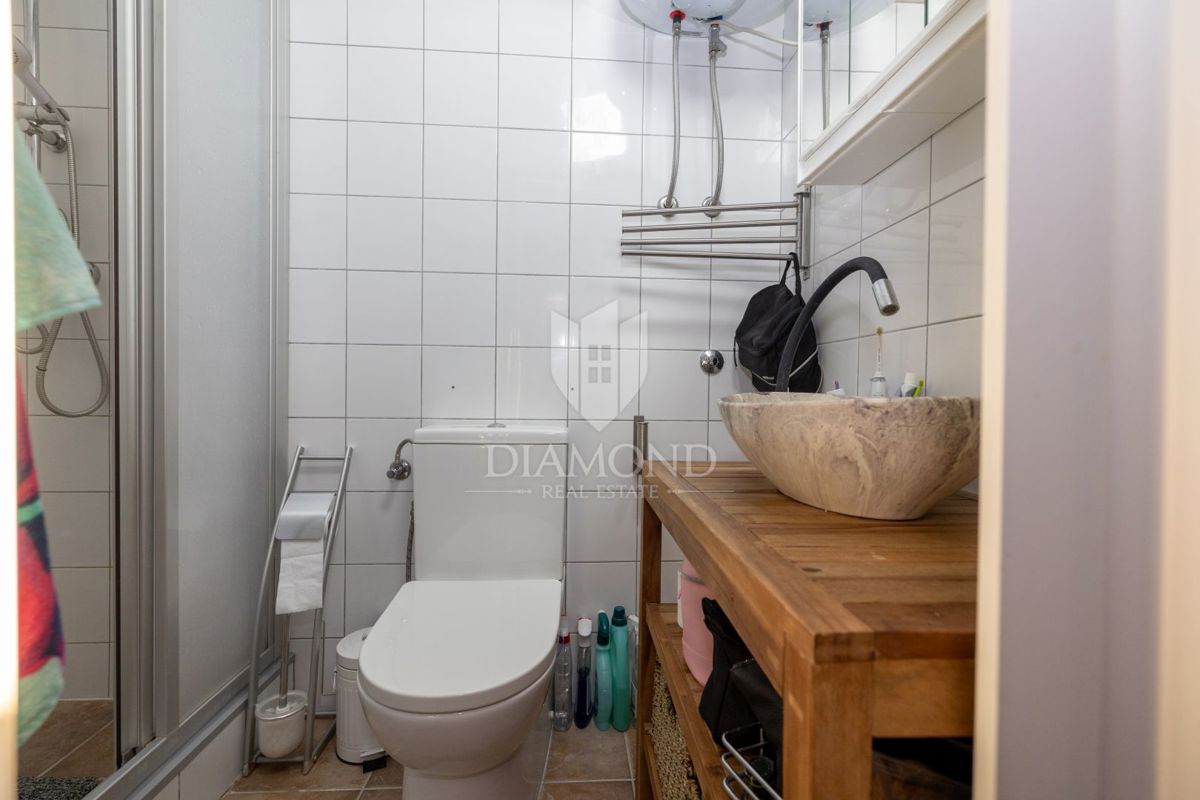 Appartamento moderno con terrazza lussuosa e jacuzzi, vista mare