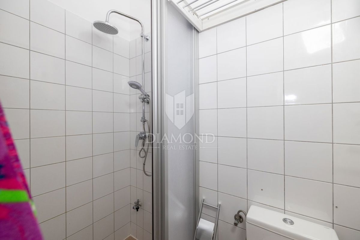 Appartamento moderno con terrazza lussuosa e jacuzzi, vista mare