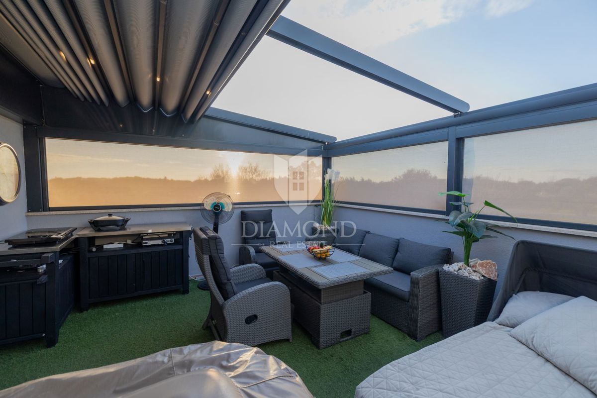 Appartamento moderno con terrazza lussuosa e jacuzzi, vista mare