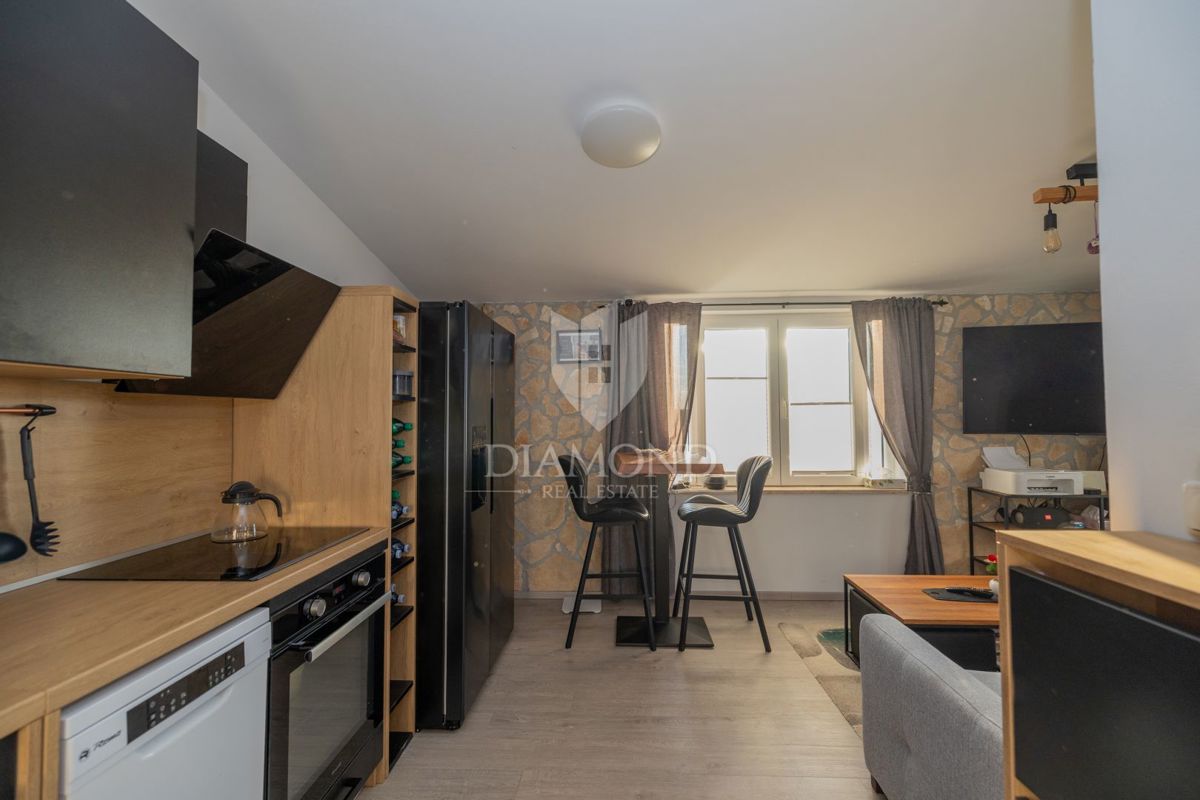 Appartamento moderno con terrazza lussuosa e jacuzzi, vista mare