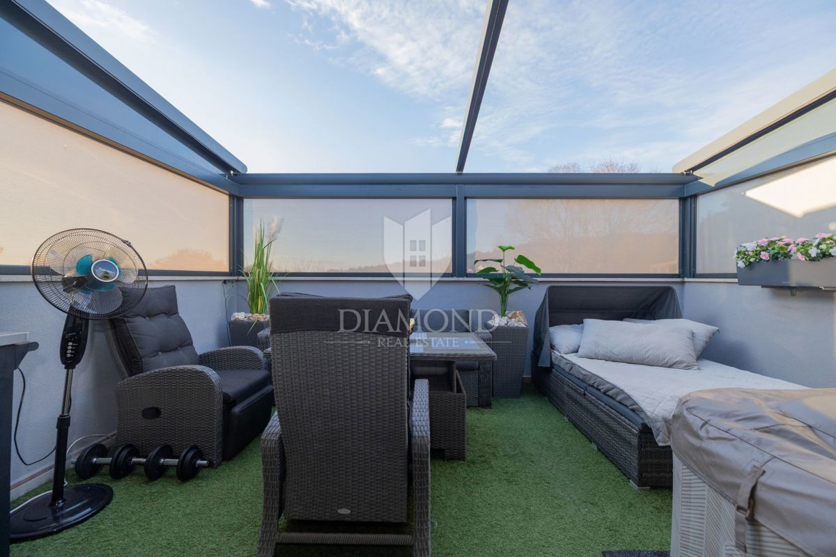 Appartamento moderno con terrazza lussuosa e jacuzzi, vista mare