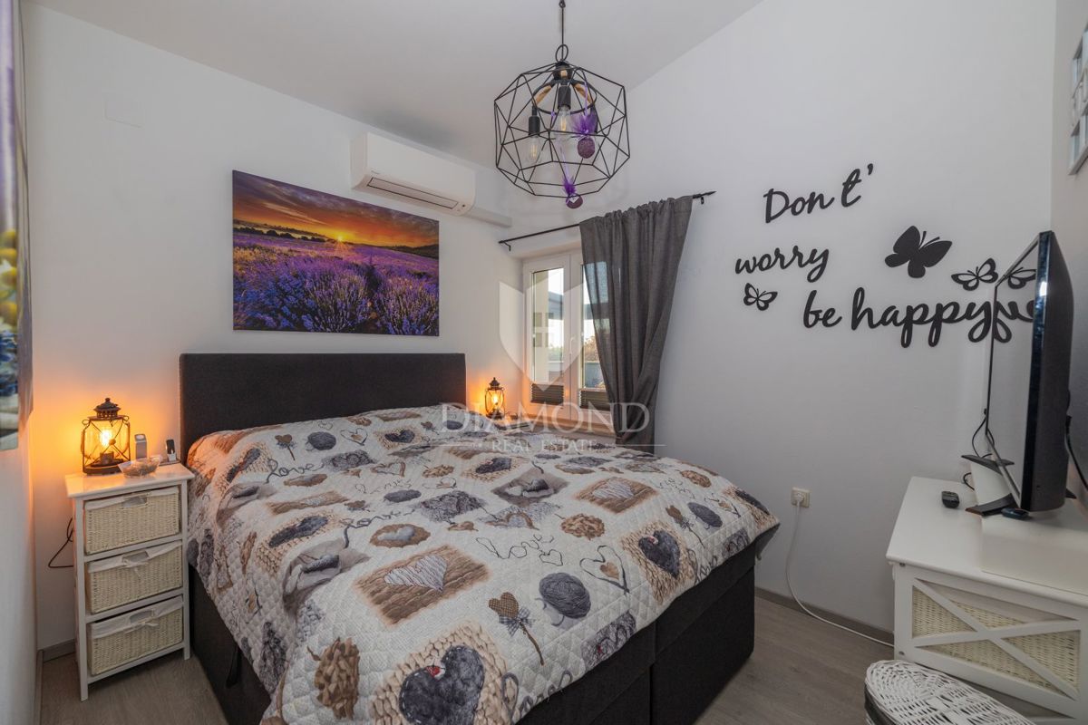 Appartamento moderno con terrazza lussuosa e jacuzzi, vista mare