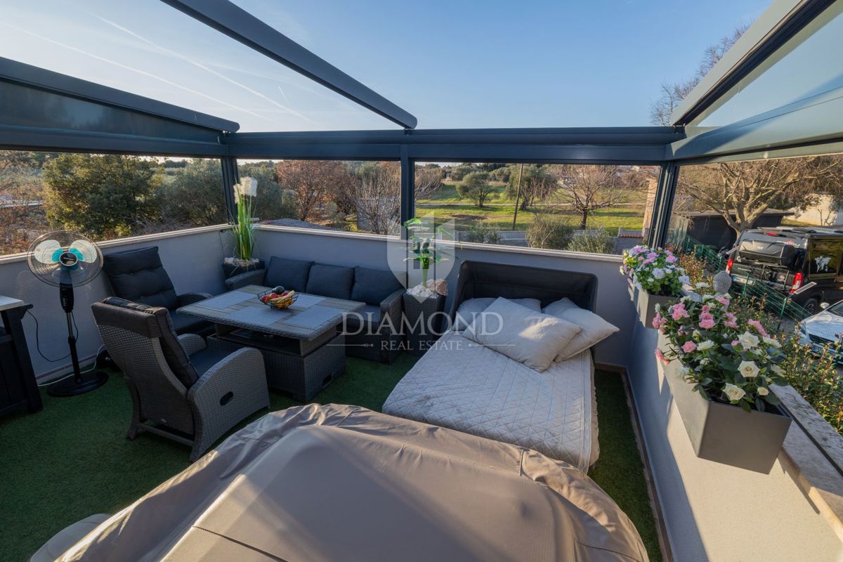 Appartamento moderno con terrazza lussuosa e jacuzzi, vista mare