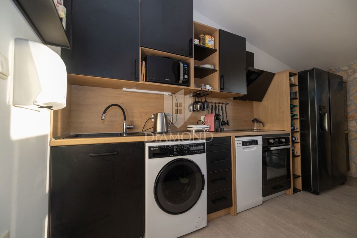 Appartamento moderno con terrazza lussuosa e jacuzzi, vista mare