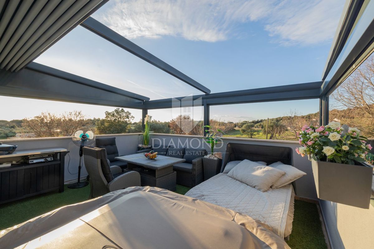 Appartamento moderno con terrazza lussuosa e jacuzzi, vista mare