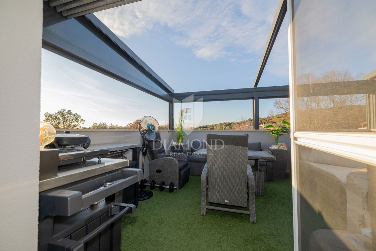 Appartamento moderno con terrazza lussuosa e jacuzzi, vista mare