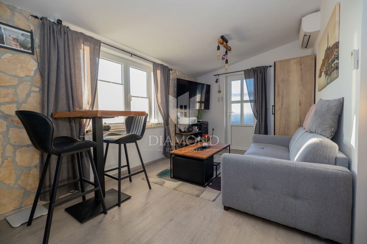 Appartamento moderno con terrazza lussuosa e jacuzzi, vista mare