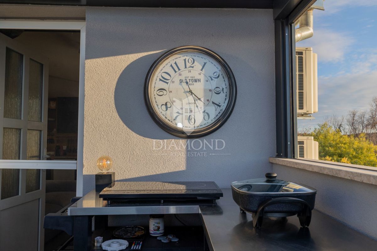 Appartamento moderno con terrazza lussuosa e jacuzzi, vista mare