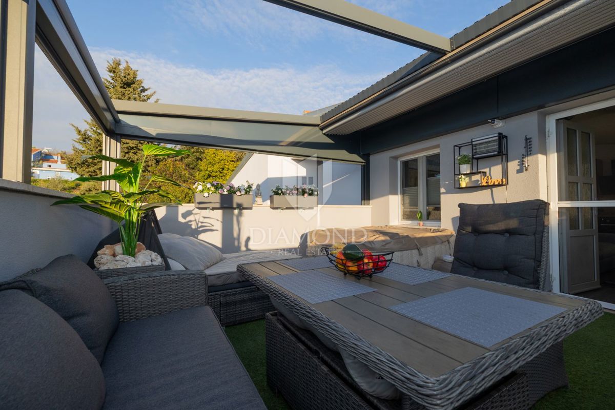 Appartamento moderno con terrazza lussuosa e jacuzzi, vista mare