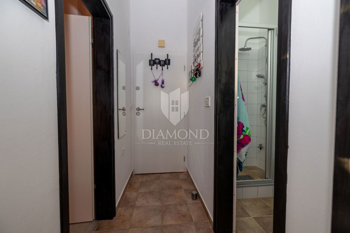 Appartamento moderno con terrazza lussuosa e jacuzzi, vista mare