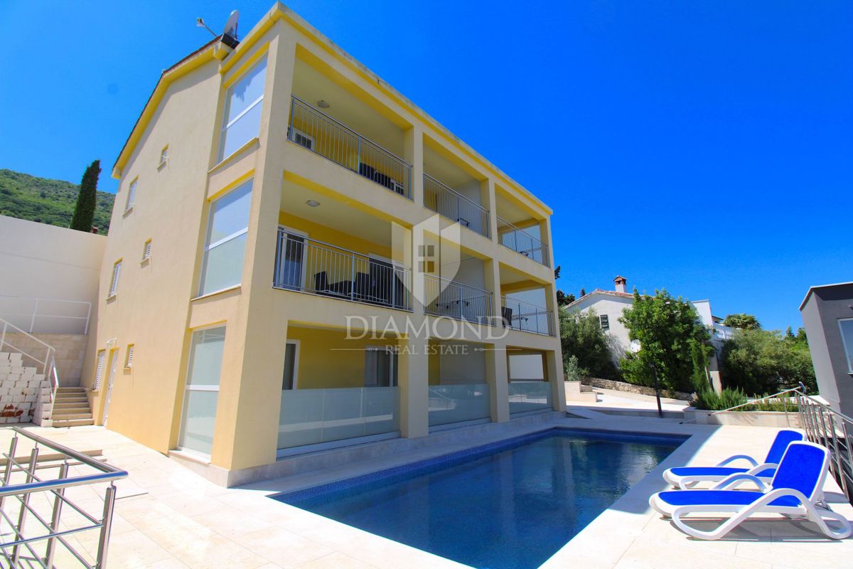 Casa con appartamenti e piscina nella zona di Rabac