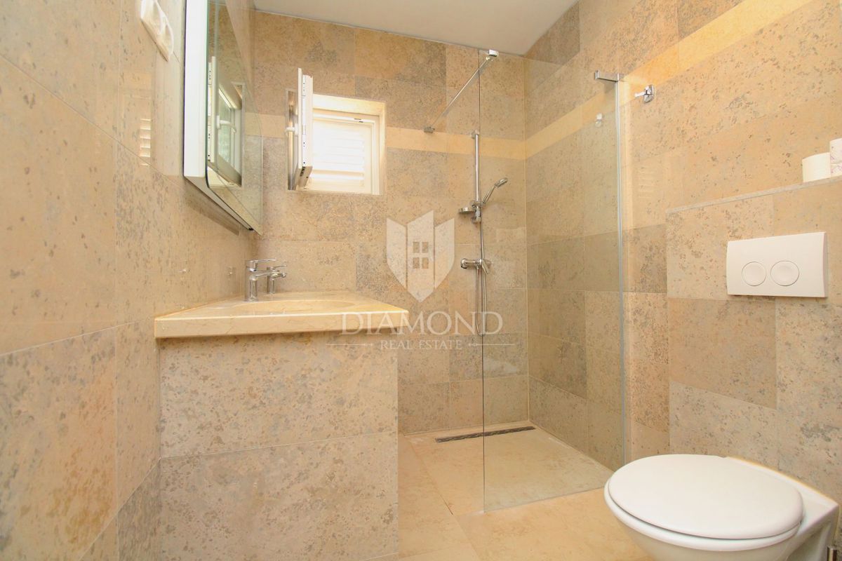 Casa con appartamenti e piscina nella zona di Rabac