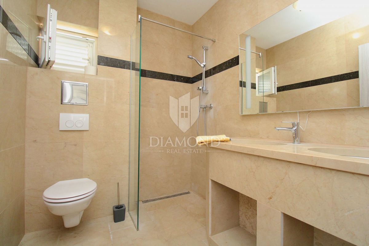 Casa con appartamenti e piscina nella zona di Rabac