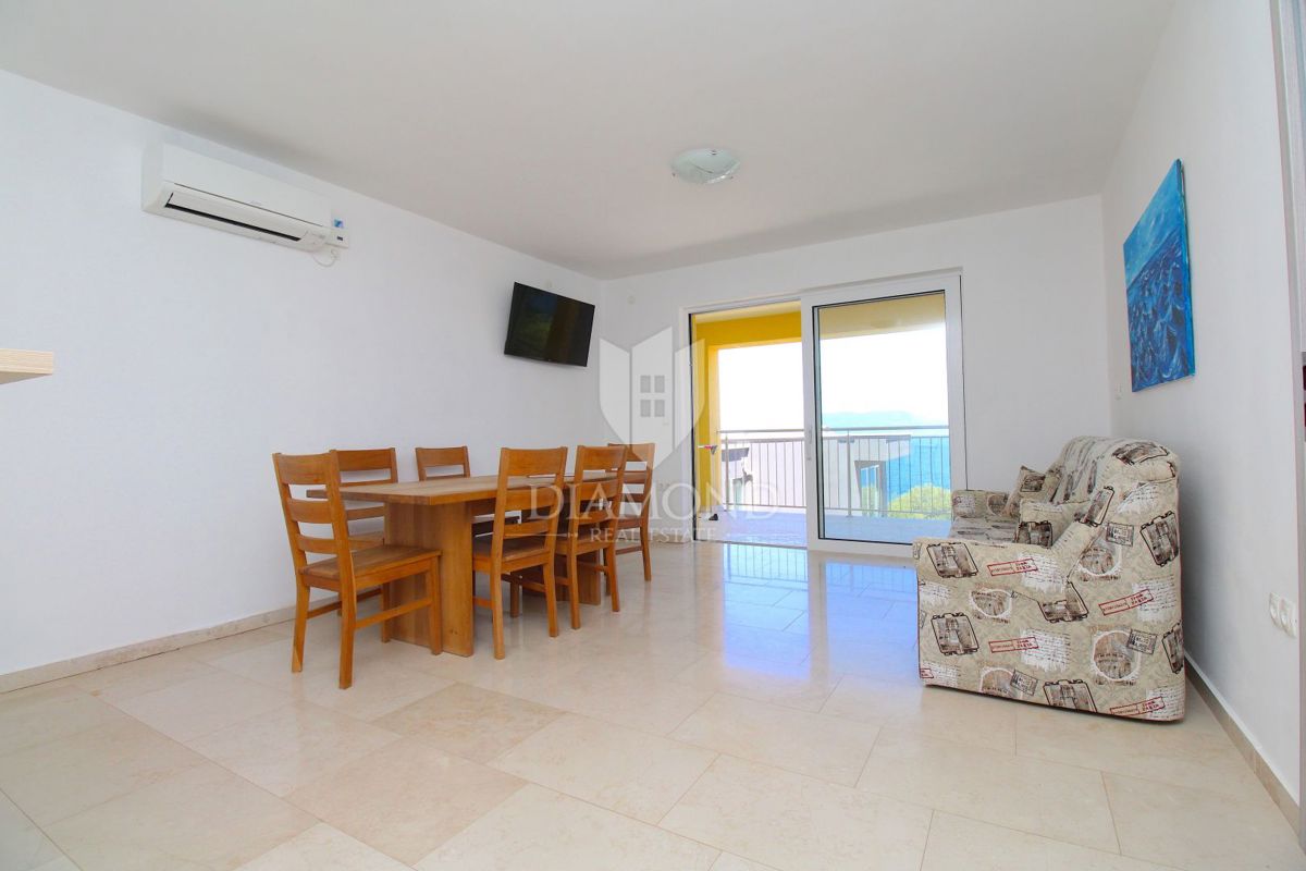 Casa con appartamenti e piscina nella zona di Rabac