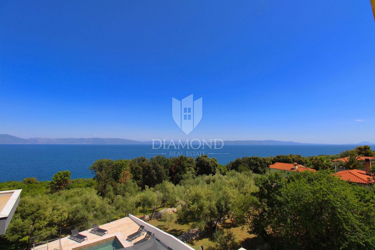 Casa con appartamenti e piscina nella zona di Rabac