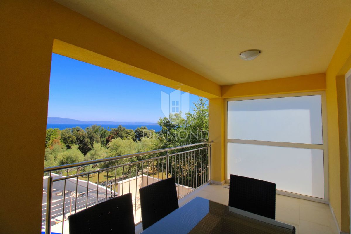 Casa con appartamenti e piscina nella zona di Rabac