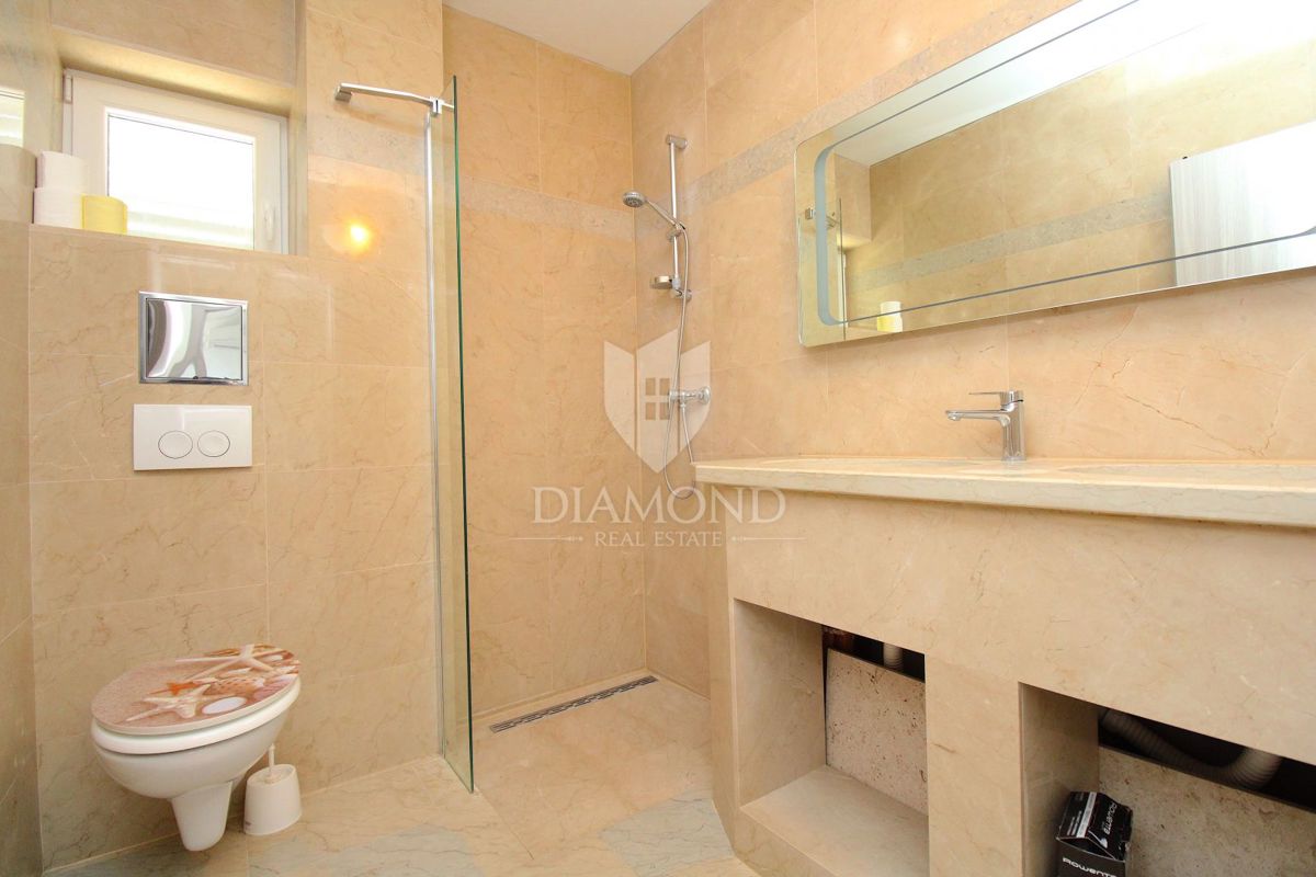 Casa con appartamenti e piscina nella zona di Rabac