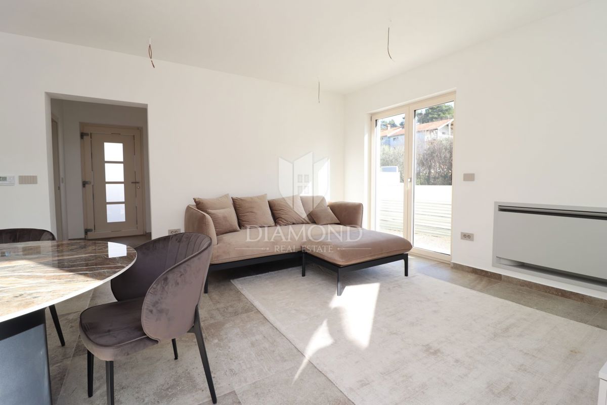 Parenzo, dintorni, Casa arredata a pochi passi dal mare