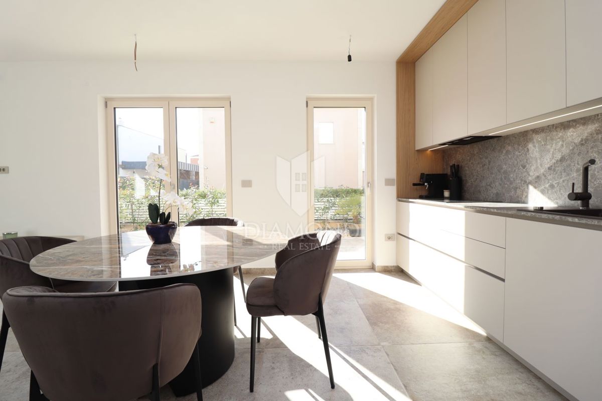 Parenzo, dintorni, Casa arredata a pochi passi dal mare