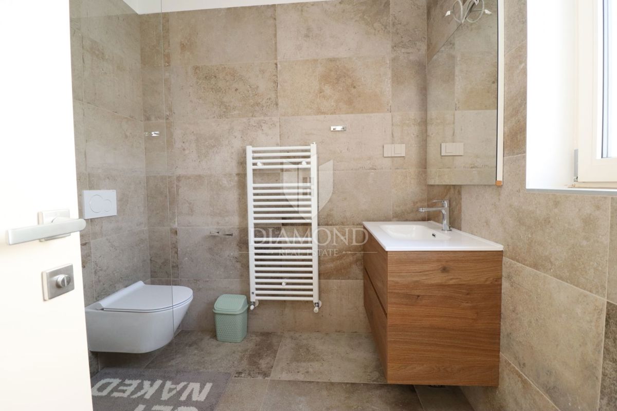 Parenzo, dintorni, Casa arredata a pochi passi dal mare