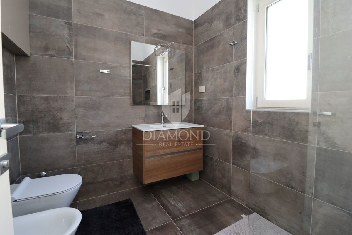 Parenzo, dintorni, Casa arredata a pochi passi dal mare