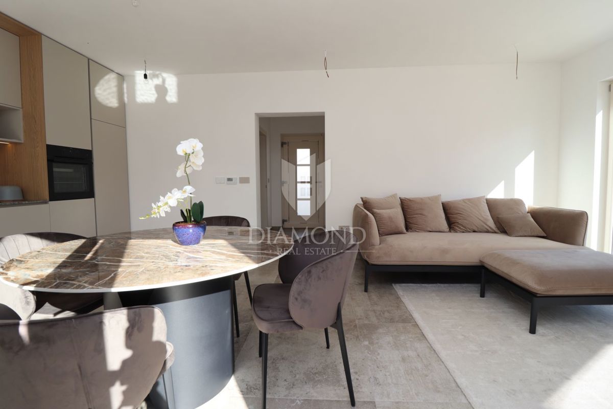 Parenzo, dintorni, Casa arredata a pochi passi dal mare