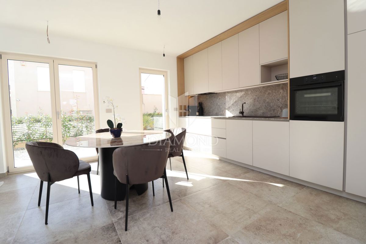 Parenzo, dintorni, Casa arredata a pochi passi dal mare