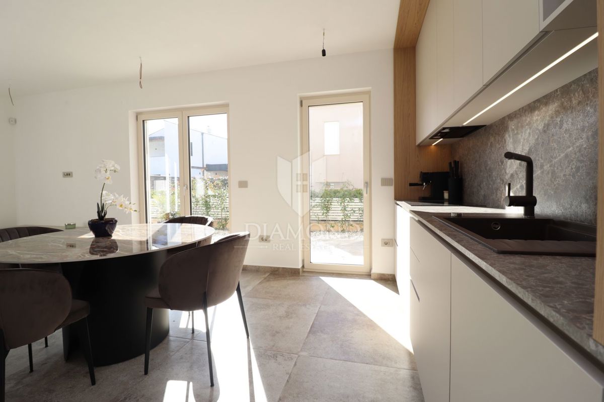 Parenzo, dintorni, Casa arredata a pochi passi dal mare