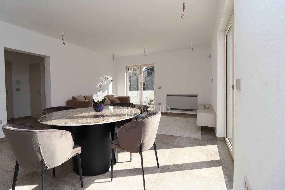 Parenzo, dintorni, Casa arredata a pochi passi dal mare