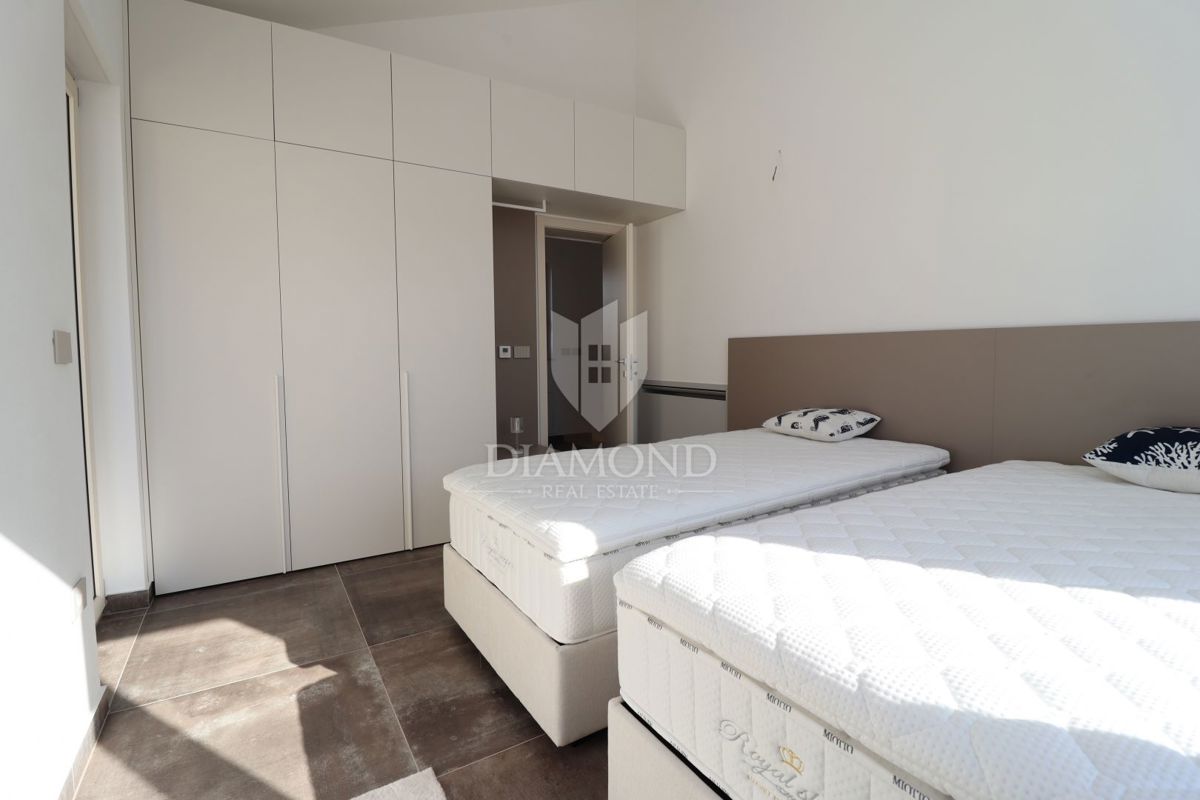 Parenzo, dintorni, Casa arredata a pochi passi dal mare