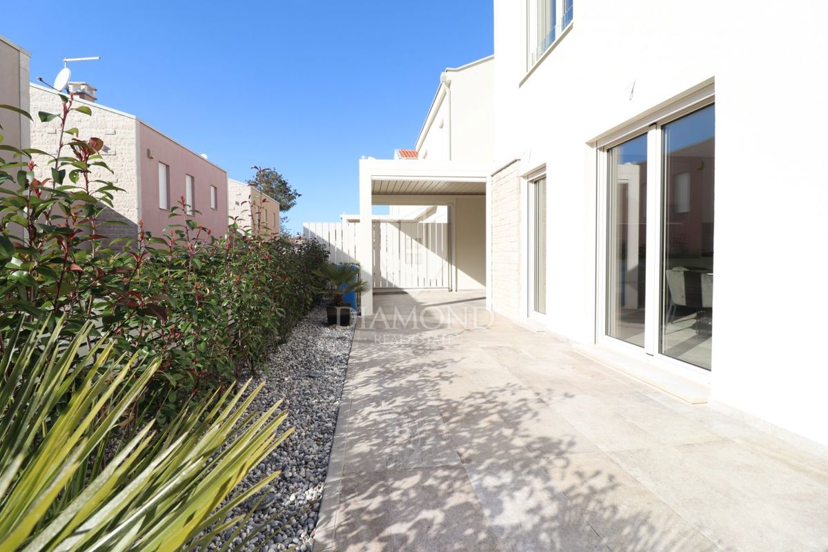 Parenzo, dintorni, Casa arredata a pochi passi dal mare