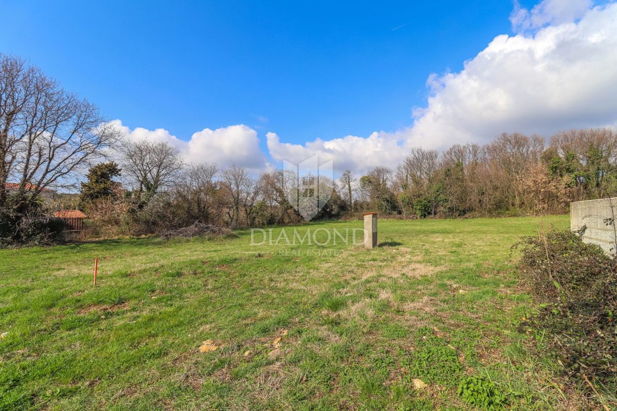 LIŽNJAN, Terreno edificabile con permesso di costruzione valido – 4 appartamenti!