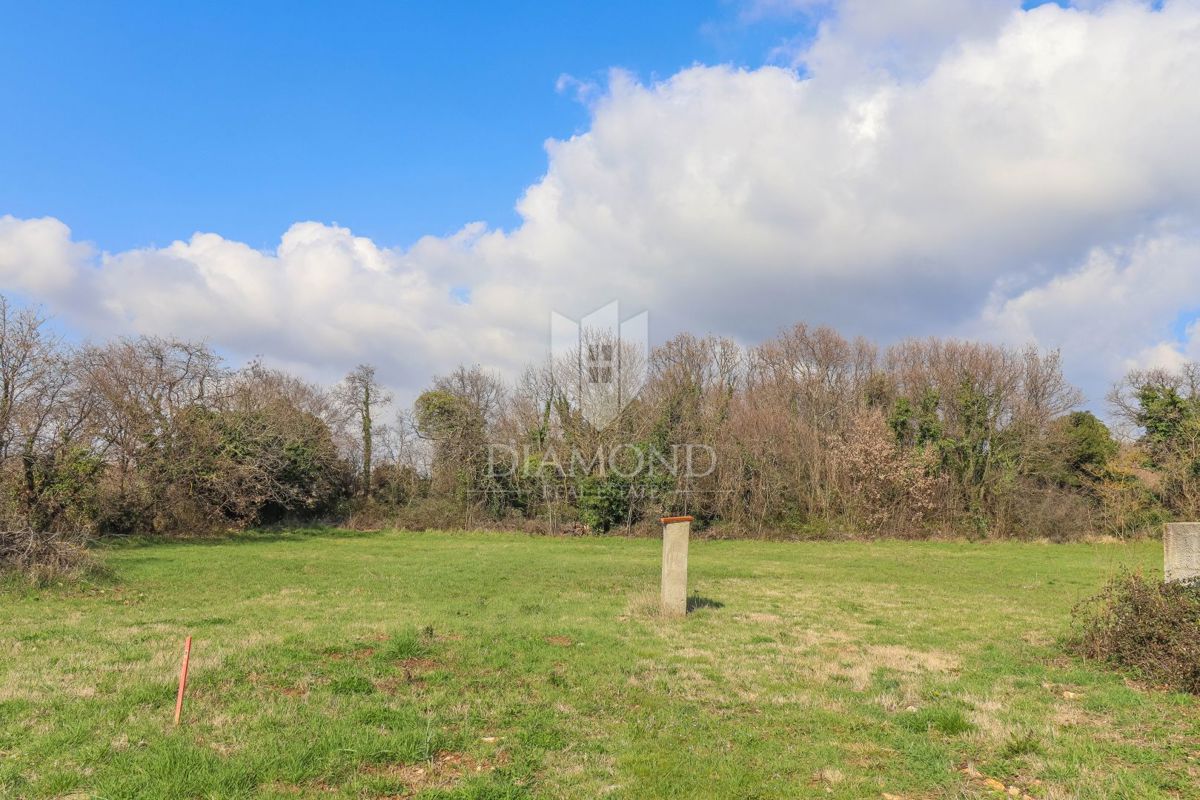 LIŽNJAN, Terreno edificabile con permesso di costruzione valido – 4 appartamenti!