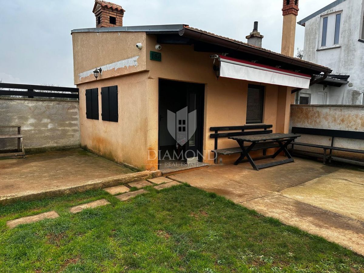 Zona Pula - terreno edificabile con due edifici legalizzati, ideale per abitazione o investimento