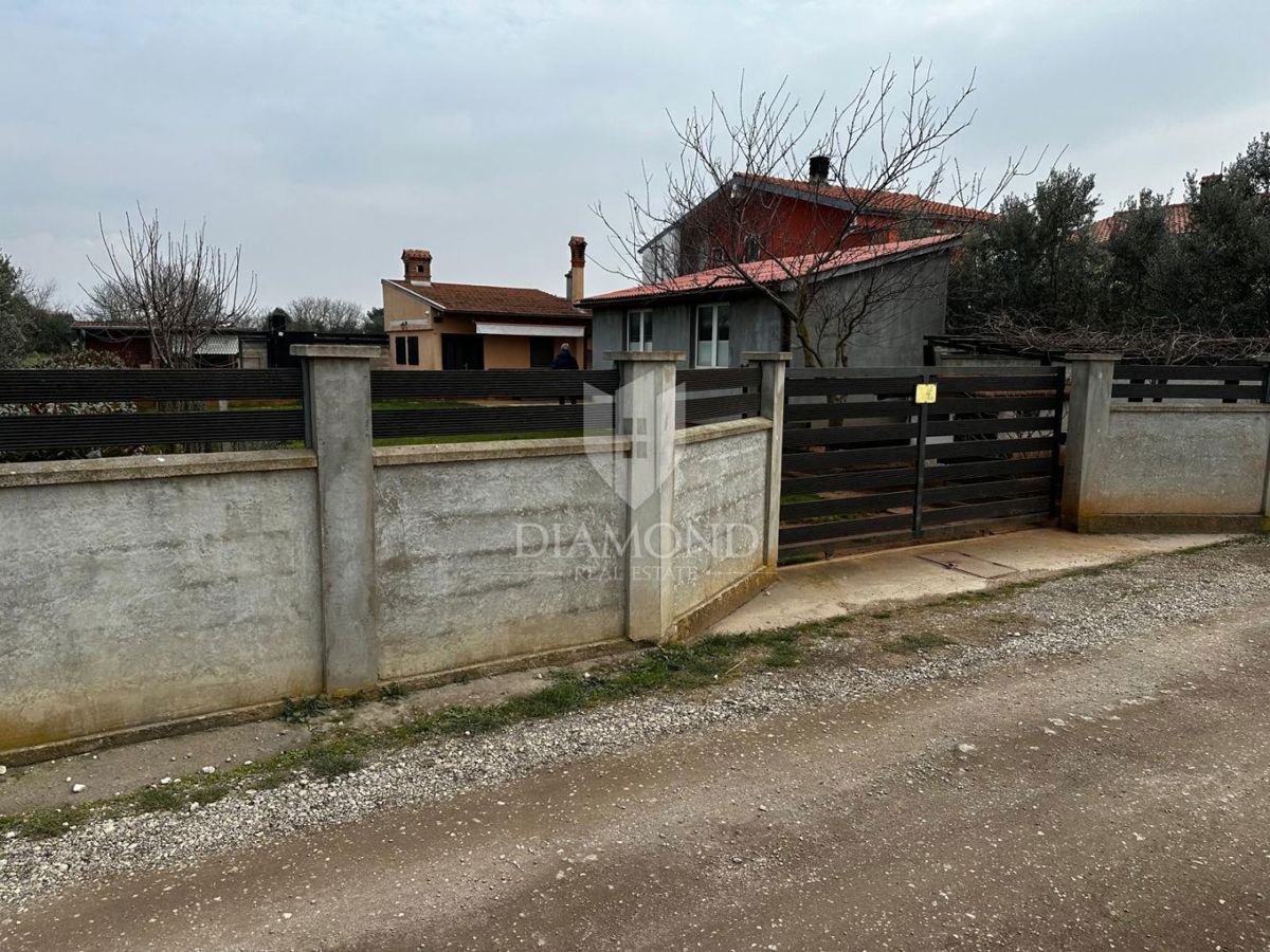 Zona Pula - terreno edificabile con due edifici legalizzati, ideale per abitazione o investimento