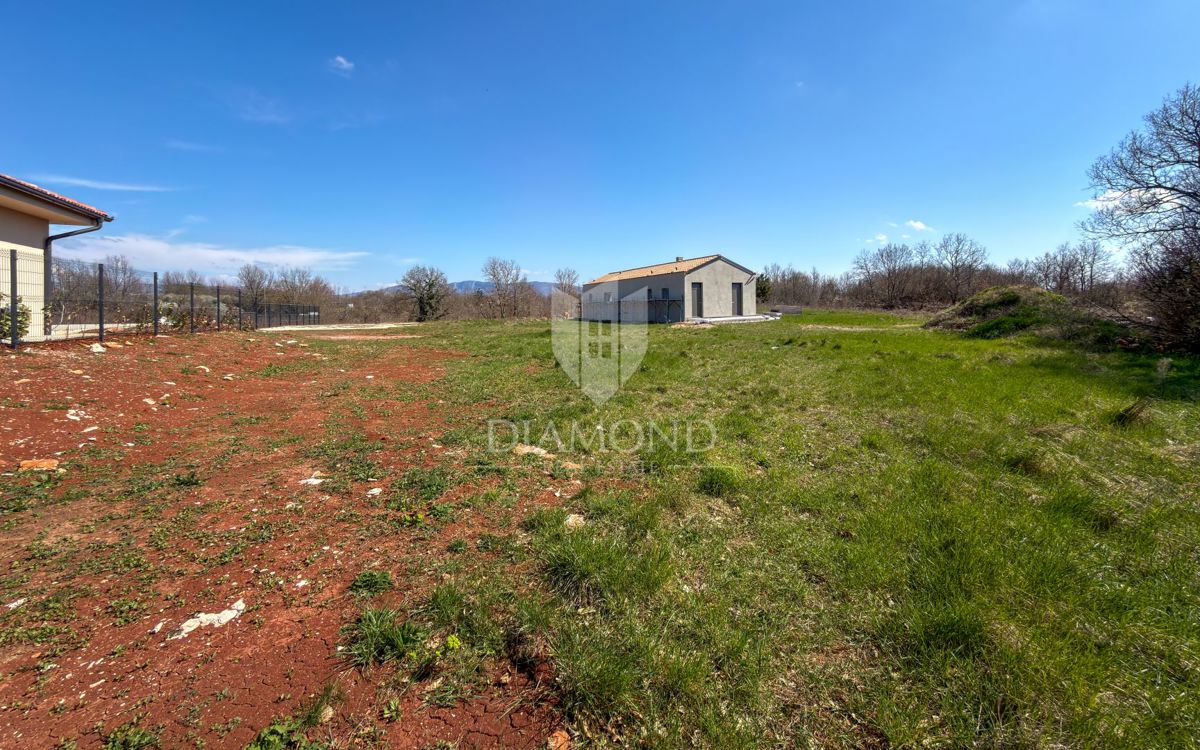 Labin, dintorni, terreno edificabile in posizione tranquilla