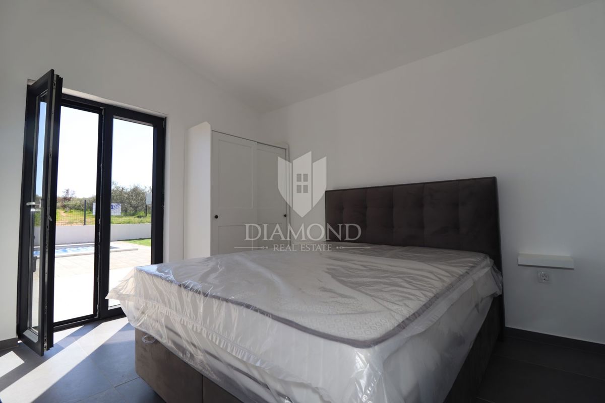 Occasione rara: moderna casa su un unico livello con piscina privata e giardino a Poreč