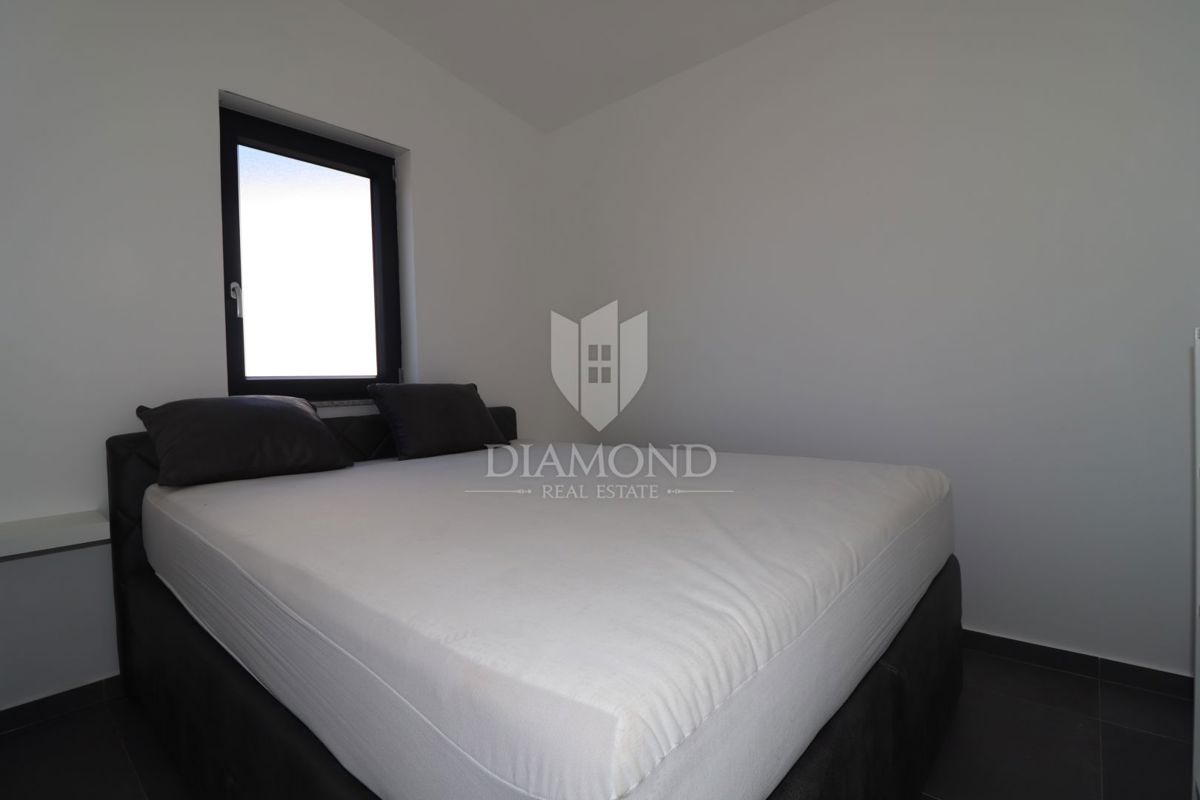 Occasione rara: moderna casa su un unico livello con piscina privata e giardino a Poreč