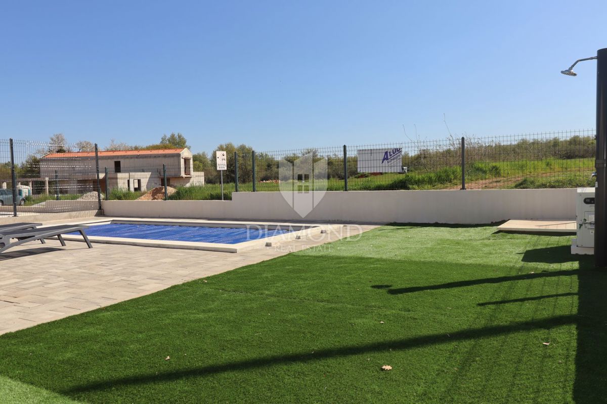 Occasione rara: moderna casa su un unico livello con piscina privata e giardino a Poreč