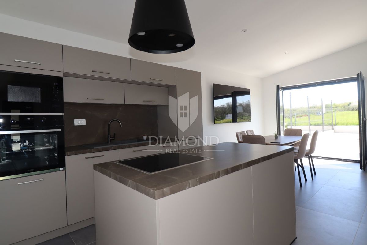 Occasione rara: moderna casa su un unico livello con piscina privata e giardino a Poreč