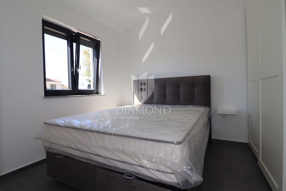 Occasione rara: moderna casa su un unico livello con piscina privata e giardino a Poreč