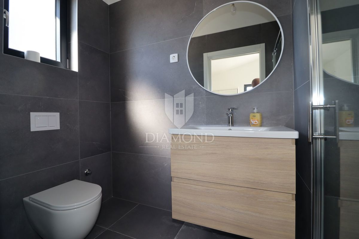 Occasione rara: moderna casa su un unico livello con piscina privata e giardino a Poreč