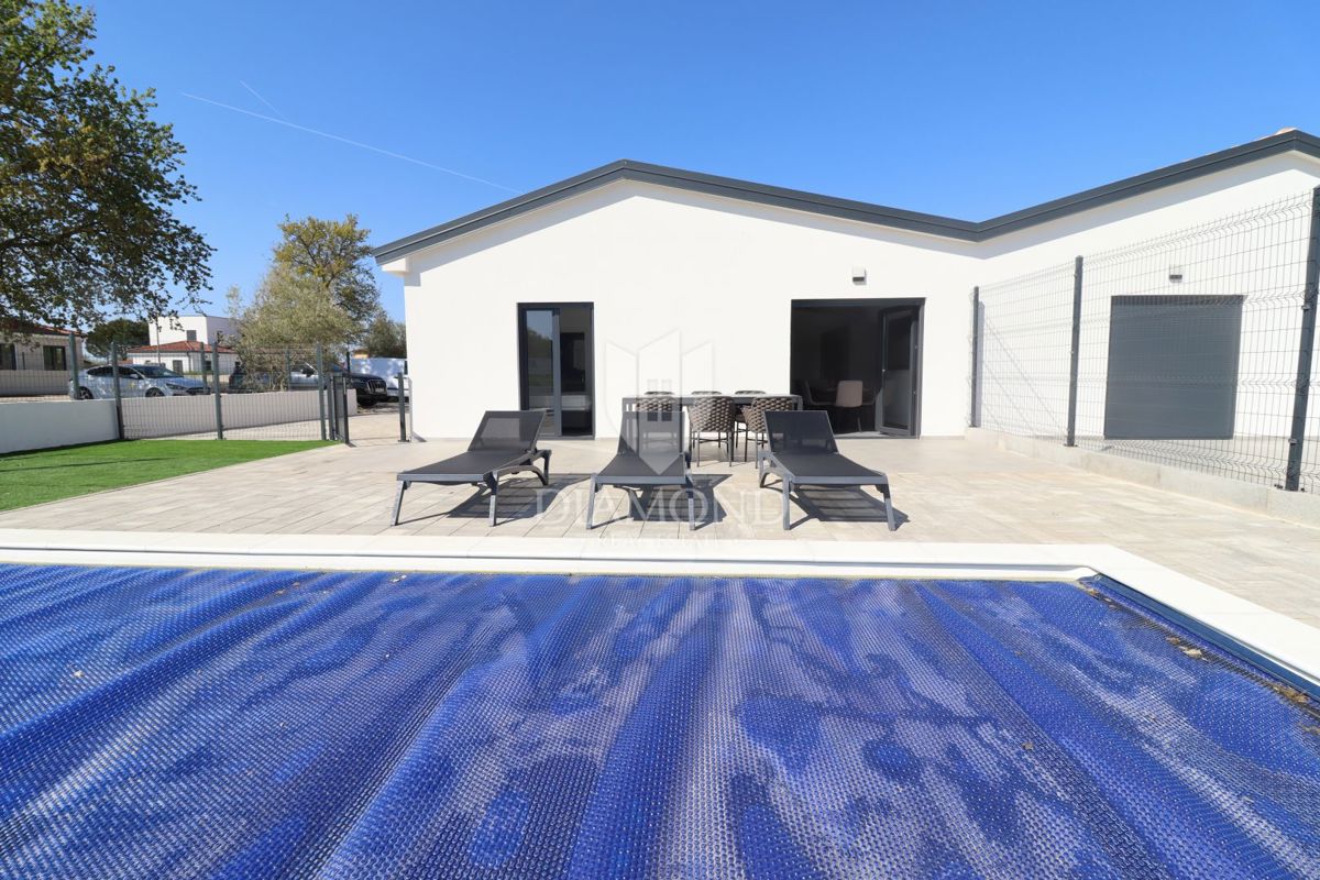 Occasione rara: moderna casa su un unico livello con piscina privata e giardino a Poreč