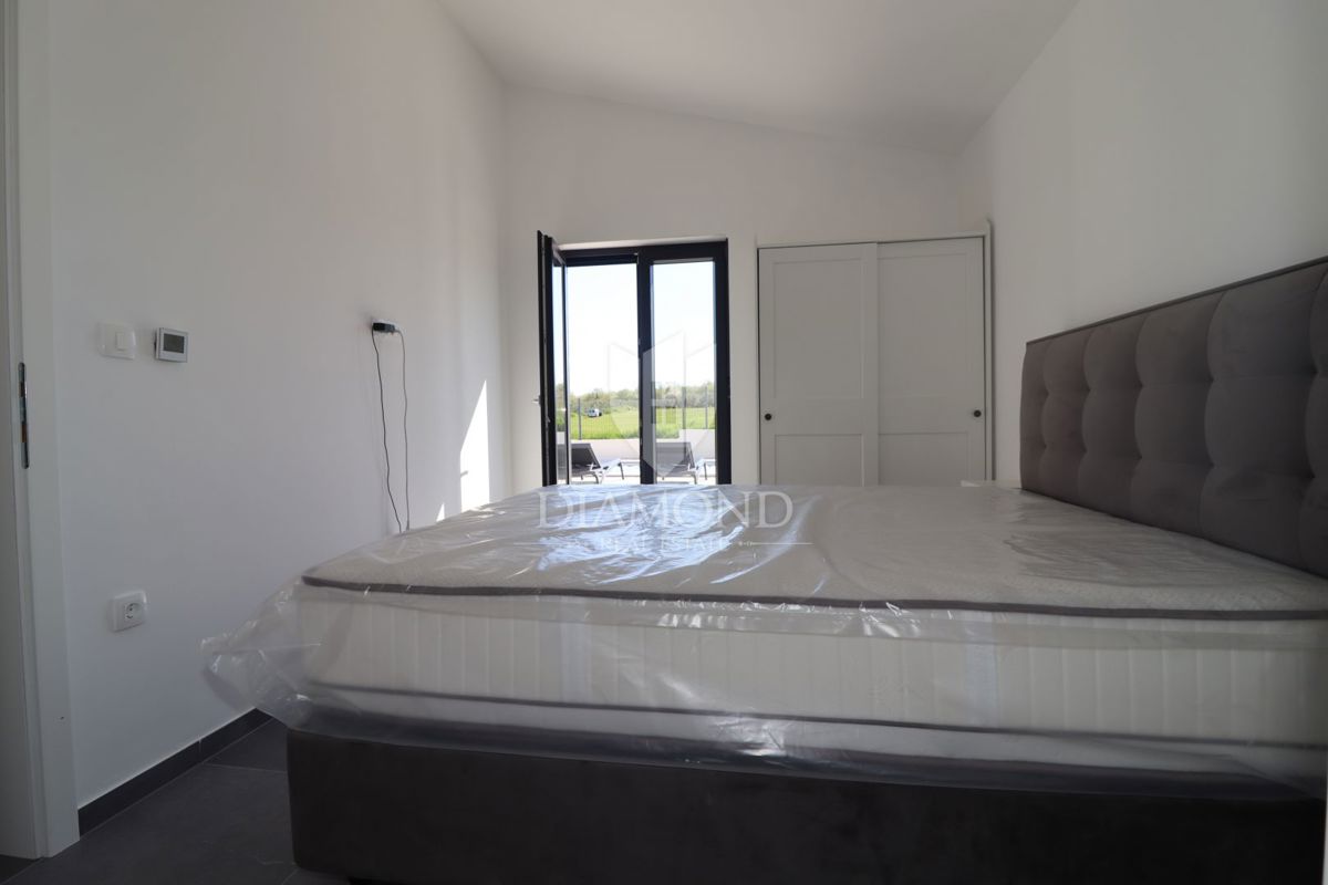 Occasione rara: moderna casa su un unico livello con piscina privata e giardino a Poreč